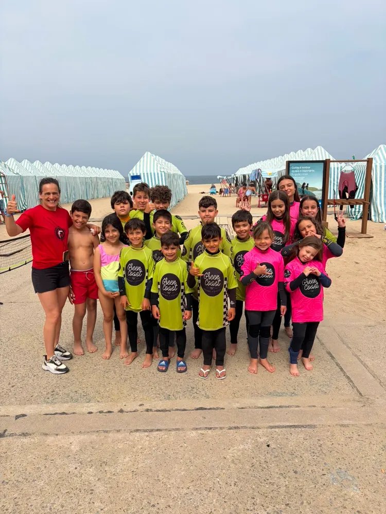 Grupo do camp na praia, antes da aula de surf