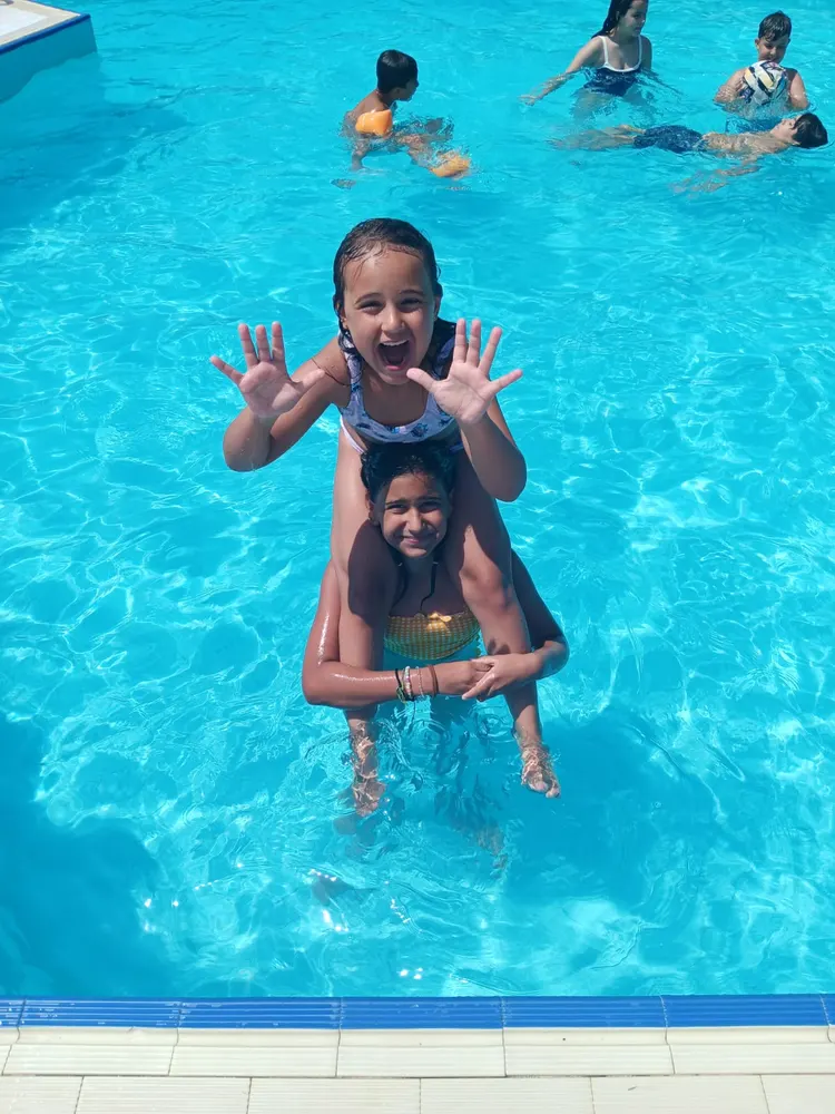 Duas meninas na piscina