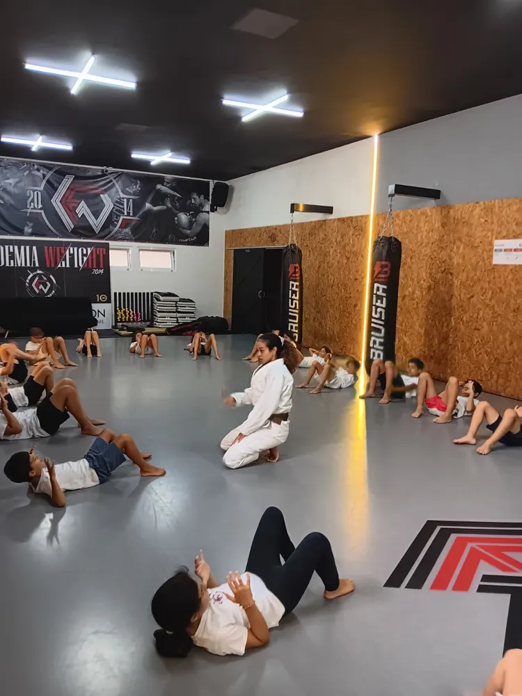 Aula de defesa pessoal no chão da academia