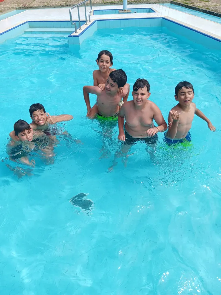 Rapazes na piscina